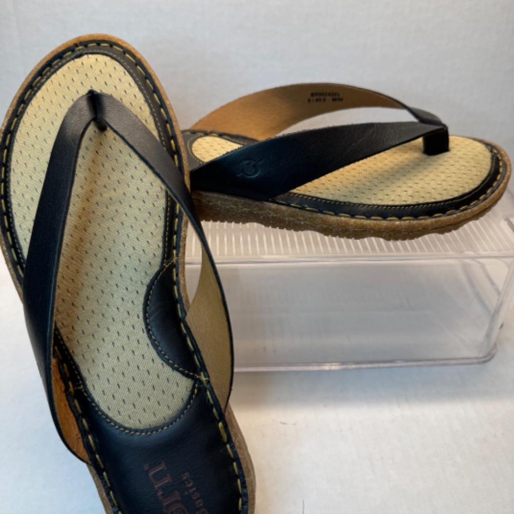 Women's size 9 Leather BORN Bora Basic Flip Flop Sandal with Rubber Sole